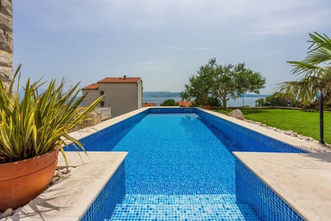 Modernes Apartment nur 300 Meter zum Strand mit Meerblick, Pool, Grill - hundefreundlich Apartment in Novi Vinodolski