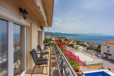 Modernes Apartment nur 300 Meter zum Strand mit Meerblick, Pool, Grill - hundefreundlich Apartment in Novi Vinodolski