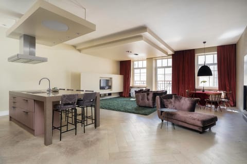 TV and multimedia, Kitchen or kitchenette, Living room, Seating area, Dining area