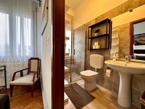 Shower, Toilet, Bathroom, Decorative detail, Bedroom, towels