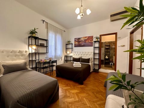 Shower, Bed, Bathroom, Coffee/tea facilities, Food and drinks, Photo of the whole room, Decorative detail, Bedroom, Breakfast, Italian breakfast, Non alcoholic drinks, heating, towels, air conditioner