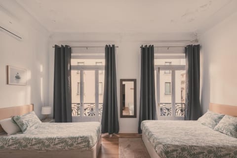 8 rooms, 6 bathrooms over Gran Via Street Apartment in Centro