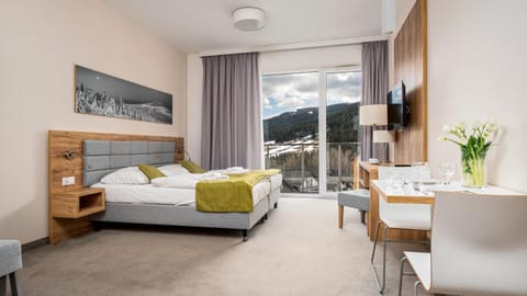 Bed, TV and multimedia, Photo of the whole room