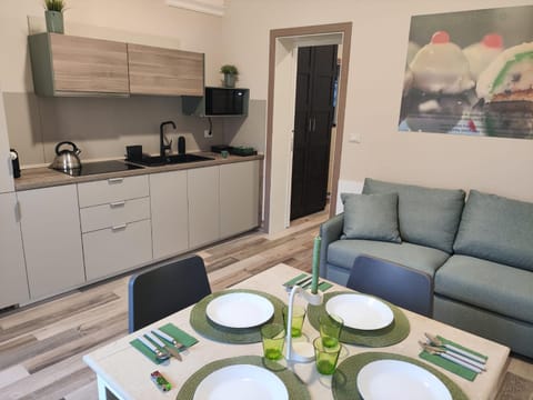 Coffee/tea facilities, Kitchen or kitchenette, Living room, Seating area, Dining area, pet friendly