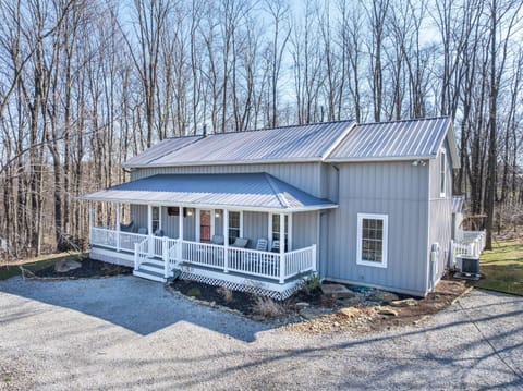 Robin Crest with Hot Tub House in Dundee
