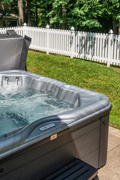 Robin Crest with Hot Tub House in Dundee