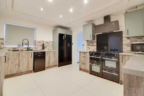 Coffee/tea facilities, Kitchen or kitchenette, dishwasher, oven, pet friendly, stove, toaster
