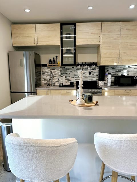 Kitchen or kitchenette, Dining area, oven, stove