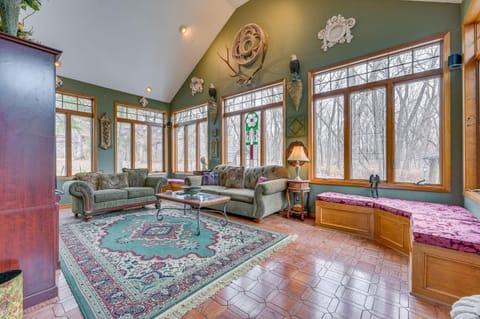 Walk to Saylorville Lake Spacious Home with Deck! House in Iowa