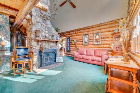 Walk to Saylorville Lake Spacious Home with Deck! House in Iowa