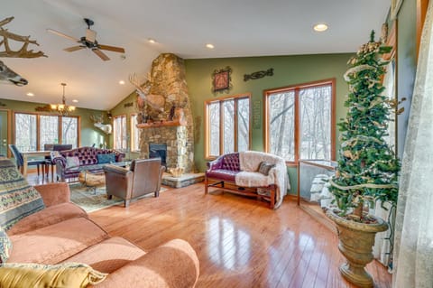 Walk to Saylorville Lake Spacious Home with Deck! House in Iowa