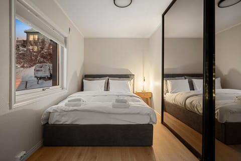 Bed, Bedroom, towels