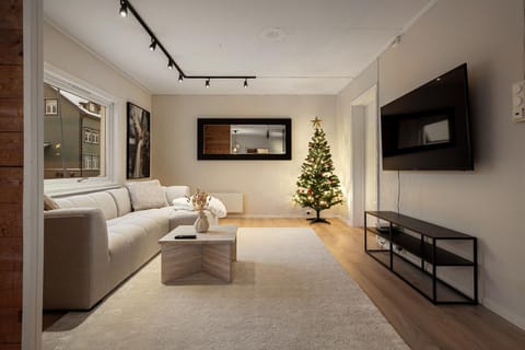 Communal lounge/ TV room, Bed, Night, Winter, TV and multimedia, Living room, Photo of the whole room, Seating area, Evening entertainment, internet