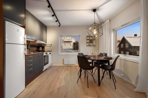 View (from property/room), View (from property/room), Kitchen or kitchenette, Dining area, City view, City view, Landmark view, Landmark view, Mountain view, dishwasher, oven, stove, kitchen