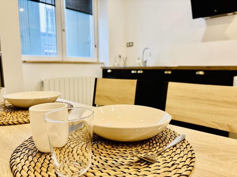 Kitchen or kitchenette, Dining area