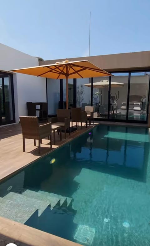 Swimming pool, sunbed