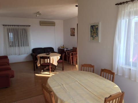Day, Dining area