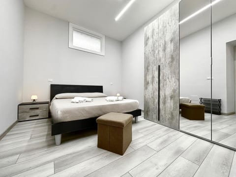 Photo of the whole room, Bedroom, wardrobe