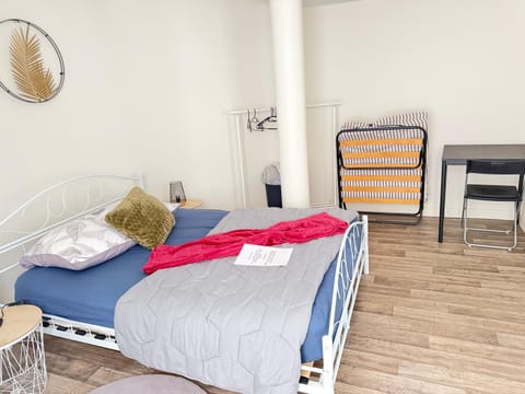 Bed, Photo of the whole room, Seating area, Bedroom