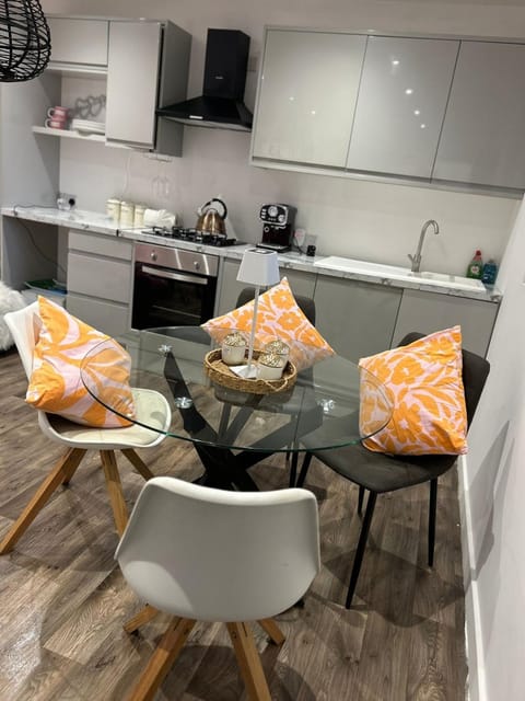 Coffee/tea facilities, View (from property/room), Kitchen or kitchenette, Living room, Seating area, Dining area, Garden view, Lake view, Landmark view, Landmark view, River view, oven, pet friendly, stove