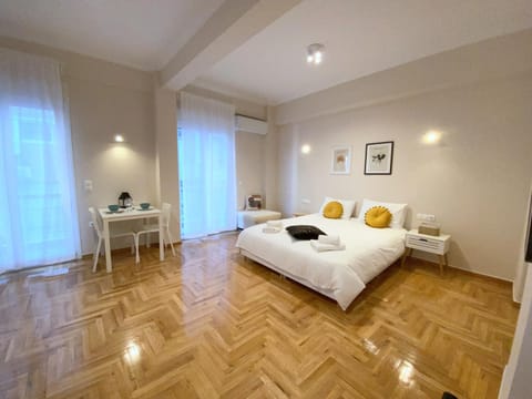 Bed, Photo of the whole room, Seating area, Bedroom