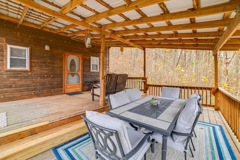 Steps to Kentucky Lake Cozy Cabin with Deck! Cabin in Tennessee
