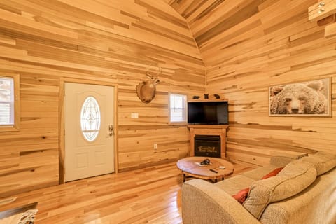 Steps to Kentucky Lake Cozy Cabin with Deck! Cabin in Tennessee