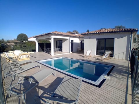 Villa moderne avec piscine privée, climatisée, proche centre Vallon Pont d'Arc - FR-1-382-216 House in Vallon-Pont-d'Arc