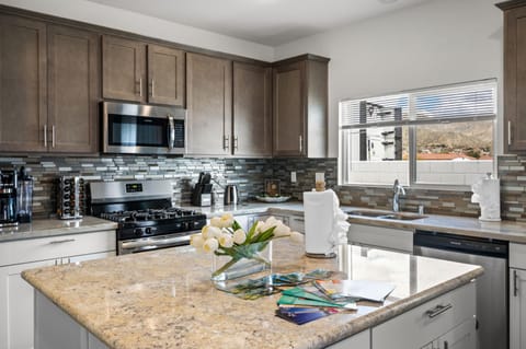 Kitchen or kitchenette, dishwasher, stove