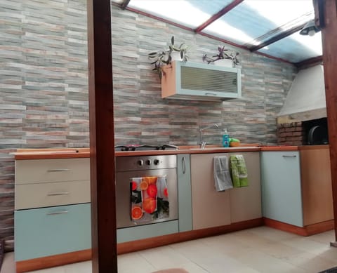 Kitchen or kitchenette, pet friendly, stove