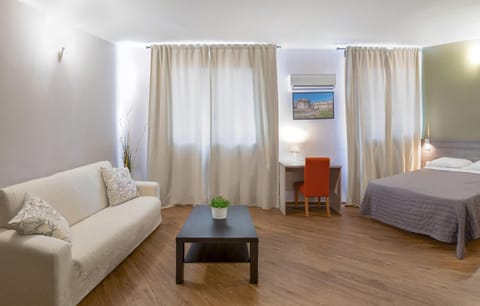 Photo of the whole room, Seating area