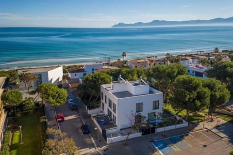Property building, Nearby landmark, Neighbourhood, Natural landscape, Beach, Sea view, Street view, Location