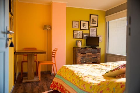 Bed, TV and multimedia, Bedroom