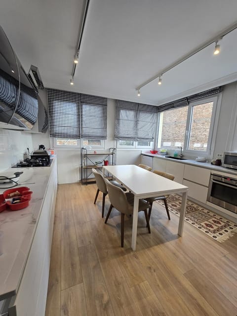Kitchen or kitchenette, Dining area