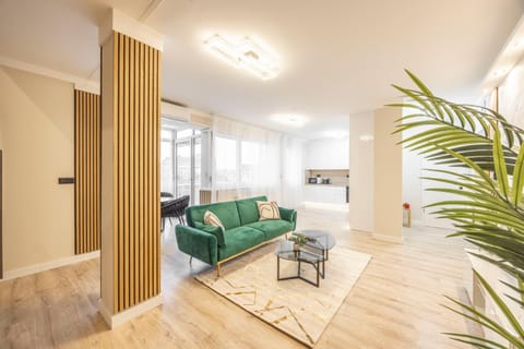 Bed, Living room, Photo of the whole room, Seating area, Bedroom