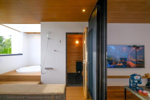 Hot Tub, Sauna, Balcony/Terrace
