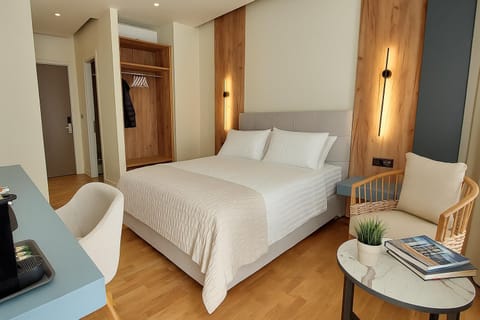 Bed, Coffee/tea facilities, Photo of the whole room, Decorative detail, Seating area, Bedroom, minibar, wardrobe
