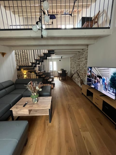 TV and multimedia, Living room, Seating area, Dining area