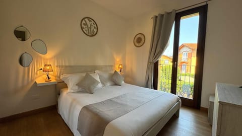 Bed, TV and multimedia, Bedroom