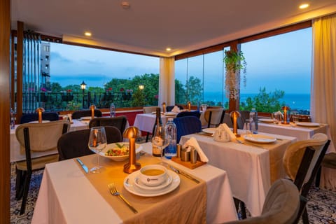 Property building, Restaurant/places to eat, Balcony/Terrace, Breakfast