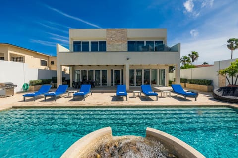 Property building, Patio, Day, Pool view, Swimming pool, sunbed