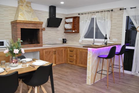 Kitchen or kitchenette, Food and drinks, Dining area, Food, stove