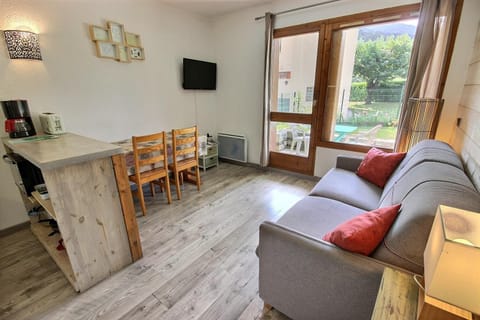 TV and multimedia, Seating area, Dining area