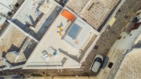 Property building, Patio, Day, Bird's eye view, Dining area, Location