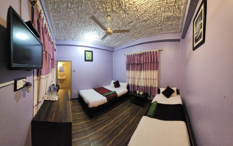 Bed, TV and multimedia, Photo of the whole room, Bedroom