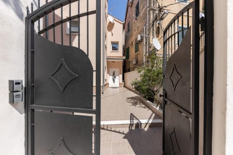 Property building, Neighbourhood