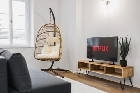 Communal lounge/ TV room, TV and multimedia, Living room, Seating area, Evening entertainment