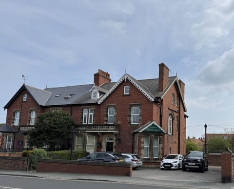 Property building, Neighbourhood, Street view, Location, Parking