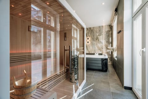 Hot Tub, Hot Tub, Sauna, Sauna, Bathroom