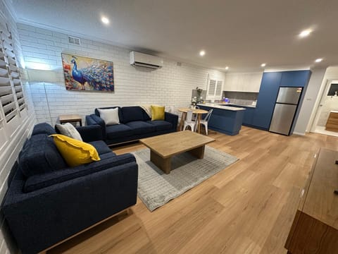 TV and multimedia, Kitchen or kitchenette, Living room, Seating area, air conditioner